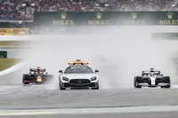 ドイツGPは金曜日の猛暑からスタートし、決勝日は雨に。全車がウエットタイヤを履き、セーフティーカー先導で状況確認のフォーメーションラップを数周した後、通常のスタンディングスタートがきられた。（Photo=Mercedes）