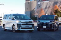 文中で名前の挙がっている、トヨタのミニバン「ヴェルファイア」（写真左）と「アルファード」（同右）。実質的に“同じクルマ”といえる、顔違いの兄弟車である。