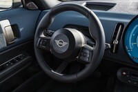 グリップの太さが印象的なステアリングホイール。その奥にメーターパネルは置かれず、情報の表示はすべてセンターの円形ディスプレイが担う。