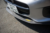 フロントマスクを飾る「400 SPORT」ロゴ入りのリップスポイラー。せり出しは10cm以上におよぶ。