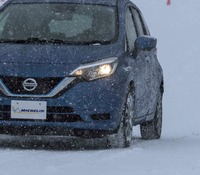 「突然の雪に慌てたくない」「季節ごとにタイヤを履き替えたくない」というユーザーをターゲットに開発された「ミシュラン・クロスクライメート」。たしかに、一時的な降雪であれば安心してしのげるという印象だった。