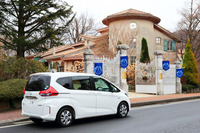 富士急ハイランドに向かう道すがら、星の王子さまミュージアムに立ち寄る。ホールには童話『星の王子さま』の作者サン＝テグジュペリの写真や手紙、愛用品が展示されるほか、彼が過ごした当時の街並みが再現されている。