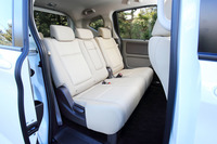 今回の試乗車は2列目シートがベンチシートとなる7人乗り仕様。6：4に分割して前後にスライドすることができる。