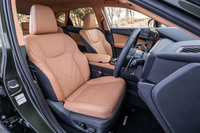 「NX250“バージョンL”」のフロントシート。オートエアコンと連動し、シートヒーターやシートベンチレーション、ステアリングヒーターを自動制御する「レクサスクライメイトコンシェルジュ」が標準で装備されている。