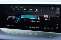 バッテリーにはナビ連動で自動で稼働する（手動でも操作可能）熱管理システムを搭載。単にBEVとしての性能が高いだけでなく、その性能が厳しい条件下でも引き出せることも重視されている。