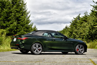 ソフトトップを閉じた「M440i xDriveカブリオレ」。今回の試乗車では、オプションの「Mアンソラジットシルバーエフェクトソフトトップ」が選択されていた。