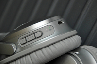 ワイヤレスで最大20時間使用可能な「QuietComfort 35」。「東京から、ヨーロッパ大都市の乗り継ぎでイタリア地方都市へ……」といったフライトでも、心配なく楽しめる。さらに予備の音声ケーブルを使えば、最大40時間まで使える。