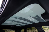 ガラスサンルーフは電気的に透明と不透明をコントロールできる。写真のようにストライプにもできる。