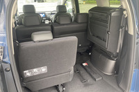 右側のサードシートを折りたたんだ様子。シートの固定位置は従来型よりも90mm下げられ、より小さな力でシートの収納・展開作業が行えるようになった。