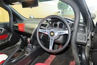 「モデューロ・ネオクラシックレーサー」のコックピット。MOMOのクラシカルなステリングホイールやロールケージが装着されている。
	 