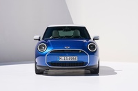 EV版の「MINIクーパーSE」。ヘッドランプとテールランプのシグネチャーには複数の発光パターンが用意され、任意で切り替えることができる。