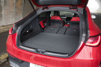 後席を倒した荷室の最大容量は先代モデルよりも90リッター大きい1490リッター。数値的には十分だが、ご覧のとおりで高さのある物は入らない。