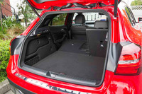 荷室の容量は421～1235リッター。テールゲートの電動開閉機構は、「GLA」全車に標準で備わる。