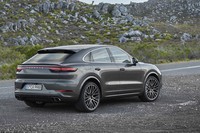 「カイエン ターボ クーペ」は最高出力550psの4リッターV8ツインターボを搭載している。