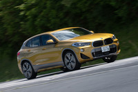 フロントマスクのキドニーグリルには、上部よりも下部の輪郭のほうが長い（台形）スタイルを採用。BMWの資料には「過去に例のない形状」と記されている。