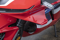 最近の空力デバイスも従来型にはなかった特徴。サイドカウルのウイングレットは、コーナーでバイクが傾いても継続的にダウンフォースを発生するようデザインされている。