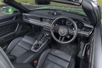 「パイソングリーン」のボディーカラーを引き立てるかのように、試乗車のインテリアはブラックのレザーで引き締められていた。ステッチにだけ「クレヨン」を使っているところがオシャレだ。