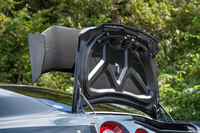 トランクリッドもカーボン製で、リアウイングごと垂直まで開く。トランク容量は315リッター。