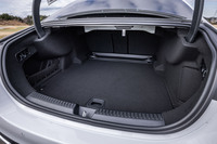 床下にも収納スペースが設置される「E220d」の荷室容量は、従来型と同じく540リッター。自動開閉トランクリッドが新型「Eクラス」のすべてのモデルに標準で装備されている。
