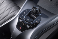 センターコンソールの中央にシフトセレクターなどがまとめてレイアウトされている。セレクターレバーと「P」スイッチの間にスタート／ストップボタンがあるのは誤操作を招きやすい。