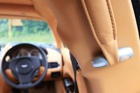 後席乗員用のハンドグリップ。通常はマグネットでBピラーにくっついている。