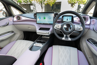 インテリアカラーはボディーカラーに合わせて選択される。人の好みはともかくとして、ピンクの内装は明るく華やかな雰囲気だ。