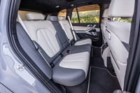 リアシートもフロントシートと同じく、アイボリーホワイトとアトラスグレーのメリノレザーで仕立てられている。背もたれには40：20：40の分割可倒機構が組み込まれている。