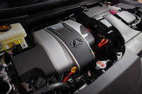 最高出力262ps／最大トルク335Nmを発生する3.5リッターV6エンジンに電気モーターを組み合わせる、「RX450hL」のパワーユニット。JC08モード燃費は、17.8km/リッター。