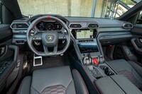 この手のクルマでは当然ながら、内外装とも多種多様な仕立てが可能。今回の試乗車は一見地味なカラーリングだが、エアベントなどの部分に大胆にカーボンパーツを使っている。