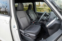 「G／ハイブリッドG」や「S-G／ハイブリッドS-G」に装備されるシート。表皮は「X」と同じファブリックだが、デザインで差異化が図られている。（写真：向後一宏）