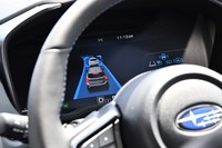 運転支援システムの作動状況は、フル液晶のメーターパネルを介して逐一ドライバーに伝えられる。