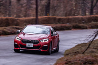 2リッター直4ターボエンジンの放つ450N・mの最大トルクは強力。勾配のきつい山岳路で、1.6t近い「M235i xDriveグランクーペ」をストレスなく加速させた。