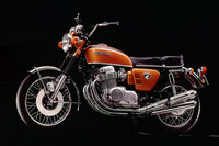 1969年に登場した「ホンダ・ドリームCB750 Four」。量販モデル初となる直列4気筒OHCエンジンは、最高出力67PSを発生。最高速は200km/hとアナウンスされていた。