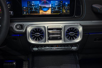 内燃機関モデルのデフロックスイッチの場所には「Gターン」と「Gコーナリング」のスイッチが備わっている。中央のスイッチでローレンジも使える。