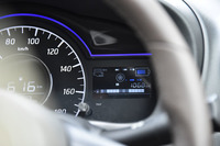 「ノートe-POWER」は、まず1.2リッター直3エンジンが発電。生じた電力を使ってモーターが前輪を駆動する。メーターパネル（写真）には、そのエネルギーフローが示される。