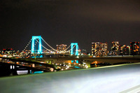 レインボーブリッジ開通30周年記念週間の初日は、碧色（へきしょく＝エメラルドグリーン）にライトアップされていた（写真）。「海と緑につつまれた碧（あお）い地球を大切に！」というメッセージが込められているのだという。