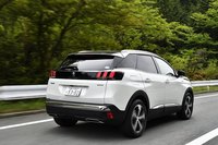 Lion's Claw（ライオンの爪）と称される、3本ラインのテールランプが印象的。試乗車のボディーカラーは「パール・ホワイト＆ブラックダイヤモンドルーフ」。