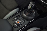 2リッター直4ターボエンジンにはロックアップ機構と、サーキットなどでのスタート時に車両性能を極限まで引き出せるローンチコントロール機能付きの8段ATが組み合わされる。