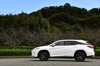 マイナーチェンジでは、デザインも小変更。フロントバンパーからドアパネルまでのキャラクターラインに連続性を持たせることで、サイドビューの“勢い”が強調された。