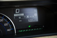 マイルドハイブリッド車では、停車からの再スタート時などに、電気のみで最長10秒のクリープ走行が可能となっている。