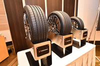 技術説明会の会場に展示された「ADVAN dB V552」。さまざまな車両タイプのドライバーから静粛性へのニーズが高まりつつあることから、幅広いサイズラインナップが用意される。