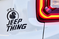 「ジープ・レネゲード」に“あひる”が目印の特別仕様車「フリーダムエディション」登場の画像