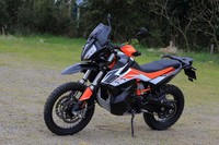 「790アドベンチャーR」は、オフロード走行を意識したシートやタイヤを装着する。最低地上高は「790アドベンチャー」よりも30mm高い263mm。