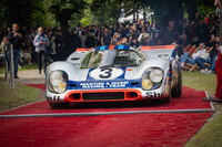 コンクールが行われたヴィラデステと、一般向けの展示会場であるヴィラエルバの間を、参加車両は自走で往復する。往年のレーシングカーが一般公道を走るさまは、迫力満点だ。