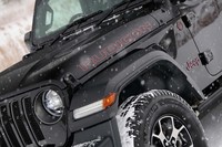 
	「ジープ・ラングラー アンリミテッド」の中で、最も悪路走破性に優れる「ルビコン」。ボンネットの側面にはグレードを示すロゴマークが添えられる。
	