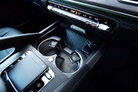 前席用のカップホルダーは温冷機能付き。その前方には、Qi規格に対応するスマートフォンの非接触充電が可能なトレーが備わる。