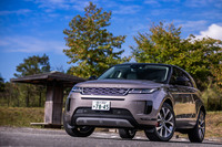 ランドローバーのコンパクトSUV「レンジローバー イヴォーク」。今回試乗した2021年モデルの「S D200」は、2リッターディーゼルターボにマイルドハイブリッド機構が組み合わされた新しいパワーユニットを搭載している。