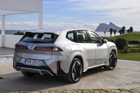 BMWによるところの第6世代の電動車用プラットフォームを新規開発して採用。800Vの電気システムを使っている。