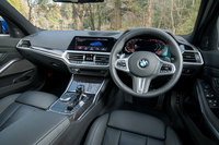 インストゥルメントパネルまわりは10.25インチのコントロールディスプレイと12.3インチのフルデジタルメーターパネルからなる「BMW Operating System 7.0」が特徴。表示はともにカスタマイズが可能で、ボタンやタッチパネルに加え、音声やジェスチャーコントロールでも操作できる。