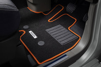 一目でビームスとわかるオレンジがあしらわれたフロアカーペット。